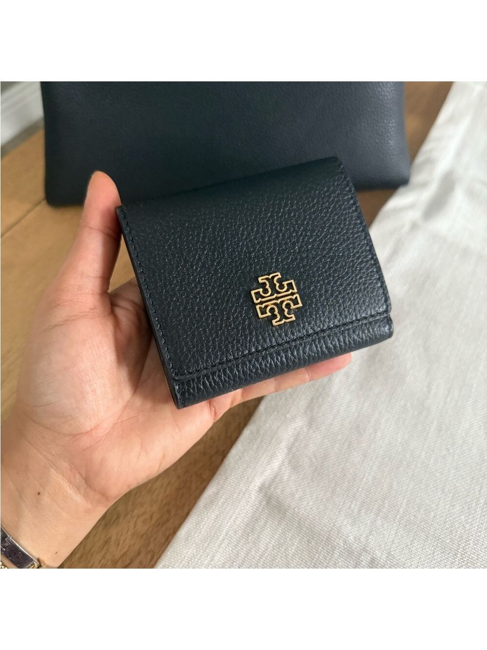 New Tory Burch Britten Compact Pebbled Leather Wallet in Black - Picture 5 of 5